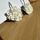 Kicsi sziromfelhős francia kapcsos fülbevaló - fehér