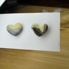 Szív bedugós fülbevaló - szürke, bézs márványos 2