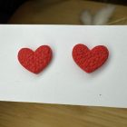 Szív bedugós fülbevaló - piros, bőr textúrával