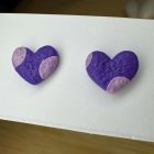 Szív bedugós fülbevaló - lila pöttyös