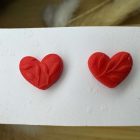 Szív bedugós fülbevaló - piros, levél textúrával