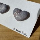 Szív bedugós fülbevaló -  szürke csimmáos