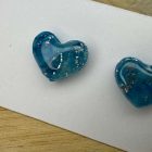 Szív bedugós fülbevaló - kék márvány hatású lakkozott