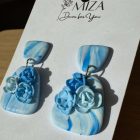 2 részes tompa trapéz fülbevaló - Világoskék-fehér márvány mintás virágokkal