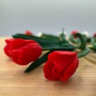 Piros tulipán - arany színű francia akasztós V alakú alapon 