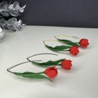 Piros tulipán - arany színű francia akasztós V alakú alapon 