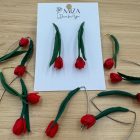 Piros tulipán - arany színű francia akasztós V alakú alapon 