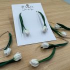 Fehér tulipán - arany színű francia akasztós V alakú alapon 