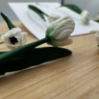 Fehér tulipán - arany színű francia akasztós V alakú alapon 