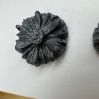 Virág bedugós fülbevaló - sötét ezüst